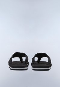 Coppia di infradito nere con suole a strisce bianche, posizionate affiancate, rivolte in avanti su uno sfondo chiaro e uniforme.