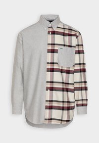 Button-up Hemd mit grauen feinen Streifen auf der linken Seite und kariertem Muster in Rot, Schwarz und Beige auf der rechten Seite. Eine Brusttasche.