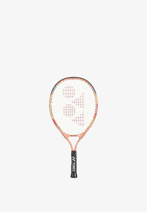 Tennisracket met oranje frame, witte snaren, rood logo patroon en zwarte grip met label Yonex op een witte achtergrond.