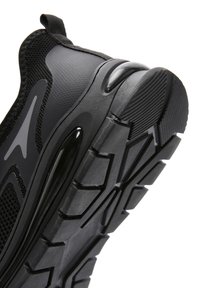 Czarne buty sportowe z teksturowaną siateczką na cholewce i gumową podeszwą. Wyposażone w wzorzystą podeszwę dla lepszej przyczepności oraz pętelkę przy pięcie.