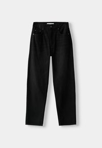 Jeans de mezclilla negros con corte recto, que cuentan con cinco bolsillos, cierre de botón metálico y una textura ligeramente deslavada.