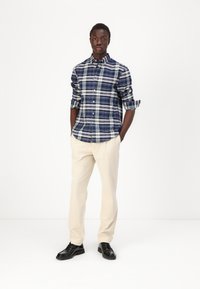 Tommy Hilfiger GREENWICH - Pantaloni - classic beige