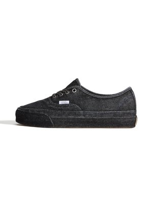 Sneaker in denim nero con design a taglio basso, punta tonda e chiusura con lacci. Presenta una tomaia strutturata, cuciture a contrasto e suola in gomma.