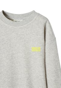 Maglione grigio con scollatura rotonda e maniche lunghe. Dettaglio notevole: piccolo logo giallo "AMERICAN VINTAGE" sul davanti. Tessuto morbido.