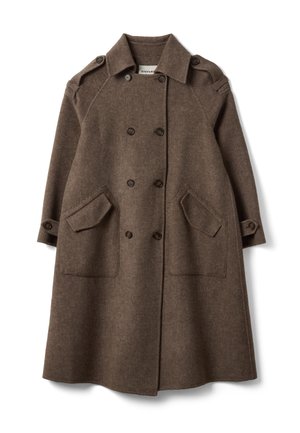 Cappotto di lana marrone doppiopetto con ampio collo, mostrine sulle spalle, tasche con pattina e polsini con bottoni, disteso su sfondo bianco.