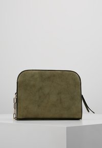 Borsa a pochette in suede verde oliva con forma rettangolare, dettagli in metallo dorato e chiusura zip. Presenta una superficie testurizzata.