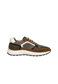 Bruine en grijze sneaker gemaakt van suede, mesh en leer. Beschikt over een witte zool, zwarte accenten en tekstuurlijke panelen.