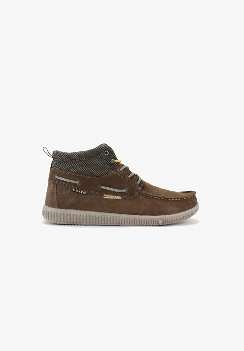 Bottines en daim marron avec une tige en maille texturée, fermeture à lacets et semelle en caoutchouc. Comprend un accent de logo et des coutures renforcées.