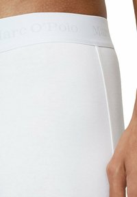 Boxer shorts in cotone bianco elasticizzato con un morbido elastico in vita che presenta il marchio in rilievo "Marc O'Polo" e una texture liscia.