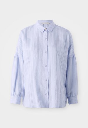 Chemise bleu clair à manches longues bouffantes, avec des rayures verticales et un col classique. Elle présente un devant à boutons et des manches retroussées.