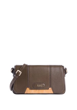 Borsa a tracolla in pelle marrone scuro testurizzata con tracolla regolabile, fibbia dorata e piccolo dettaglio beige con motivo mappa sulla patta frontale.