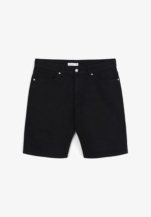 Shorts in denim nero con un taglio classico, dotati di tasche frontali, dettagli in metallo argentato e un'etichetta sulla vita. Texture liscia.