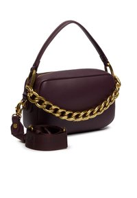 Borsa a tracolla in pelle bordeaux con una finitura testurizzata, dotata di una tracolla in metallo dorato e di una tracolla in tessuto rimovibile. Chiusura con zip.