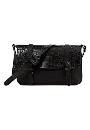 Sort læder crossbody taske med krokodilletekstur på klappen, to spænderem, og en justerbar skulderrem med en skinnende metalspænde.