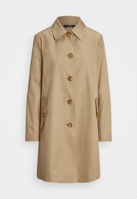 Cappotto lungo beige con colletto, cinque bottoni e due tasche laterali. Caratterizzato da una texture liscia e una silhouette dritta.