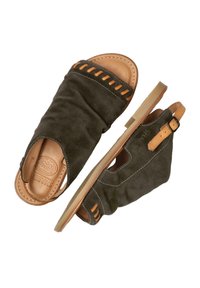 Sandalias de ante en gris oscuro con diseño de punta abierta, que presentan detalles de costura, forro de cuero y correa ajustable.