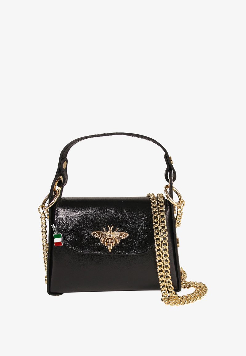 Sac en cuir noir avec un emblème d'abeille en or, une chaîne en or et un charme à l'effigie du drapeau italien. Texture lisse, design structuré avec une poignée supérieure.