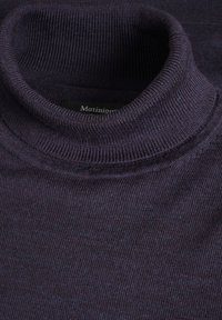 Sötét lila kötött garbó, bordázott textúrával és magas nyakkal. A belsejében látható címke, melyen a "Martinior" név szerepel.