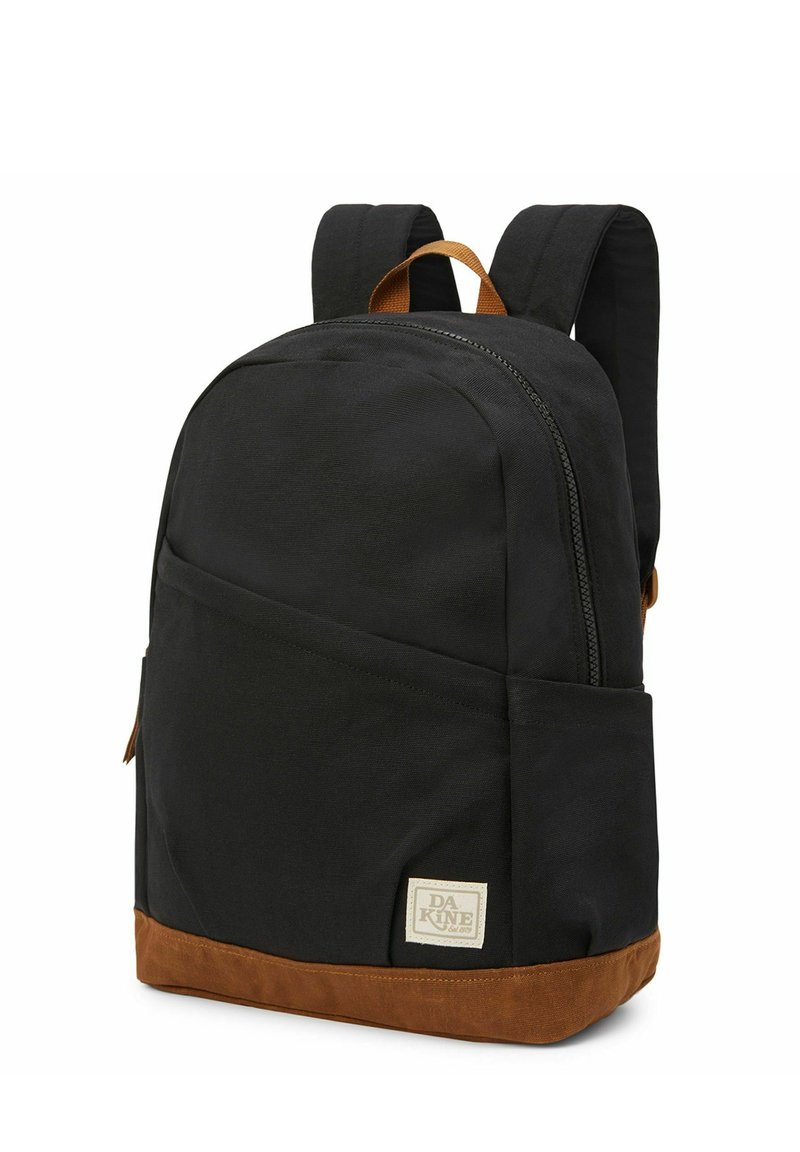 Zwarte stoffen rugzak met een bruine suède bodem. Beschikt over een hoofdvak met rits, gevoerde schouderbanden en een klein voorvak. Logo patch zichtbaar.