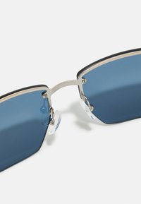 Armani Exchange Aurinkolasit - matte silver
