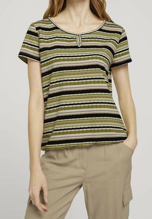 Blusa de manga corta a rayas en verde, beige y negro con escote redondo y detalle en forma de ojo de cerradura. Tejido suave con un corte relajado.