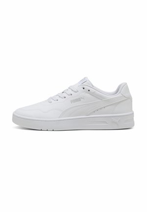 Witte Puma lage sneaker met vetersluiting, geperforeerde details en een merklogo op de zijkant en zool, gezien vanaf de buitenkant.