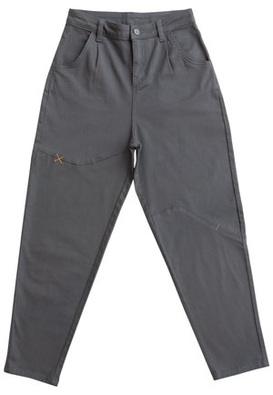 Pantaloni grigi a sigaretta in cotone, con tasche frontali, cuciture arancioni a contrasto e una texture leggermente stropicciata.