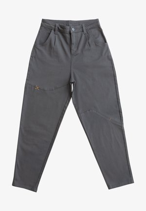 Pantaloni grigi a sigaretta in cotone, con tasche frontali, cuciture arancioni a contrasto e una texture leggermente stropicciata.