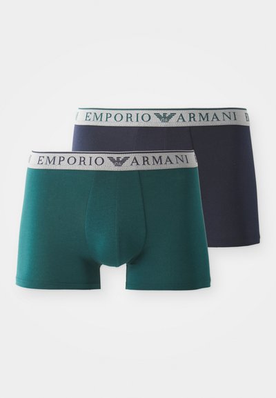 Două perechi de boxeri: una verde închis și una bleumarin. Ambele au un talie elastică gri cu logo-ul "Emporio Armani". Material moale din bumbac.