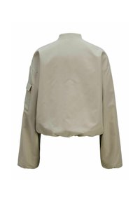 Beige cropped jack met lange mouwen, geribbelde halslijn en zijzakken, met een gladde textuur en minimalistisch ontwerp.