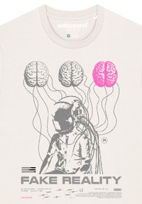 T-shirt en coton beige clair comportant un design graphique d'un astronaute et trois illustrations de cerveaux, dont un cerveau mis en avant en rose vif.