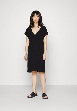 DRESS DEEP V-NECK OVERCUT SHOULDER SLEEVELESS - Strikket kjole - black