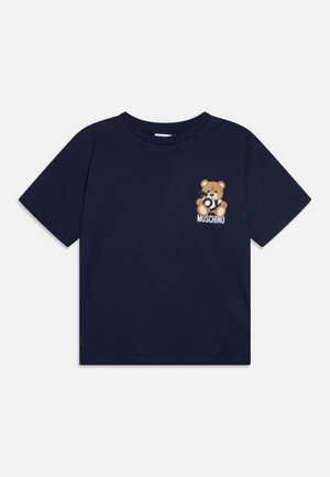 Camiseta de algodón azul marino con un gráfico de un oso y la palabra "MUSCHINO" en blanco. Manga corta y cuello redondo.