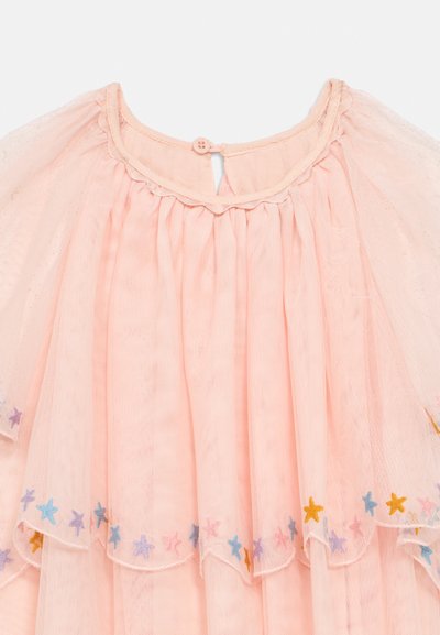 Ρόζ φόρεμα από τούλι με στρωτό σχέδιο, βολάν στο ντεκολτέ και πολύχρωμη κέντηση με αστέρια κατά μήκος του τελειώματος. Κλείσιμο με κουμπιά στο πίσω μέρος.