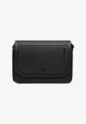 Zwart rechthoekig crossbodytasje met gestructureerde stof, klep aan de voorkant en een subtiel logodetail, afgebeeld op een witte achtergrond.