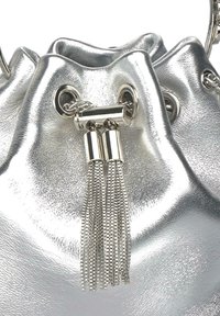 Zilverkleurige metallic bucket bag met een gladde afwerking, trekkoordsluiting en metalen kwastaccenten. Voorzien van oogjes en kettingdetails.
