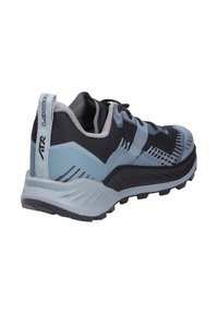 Blaue und schwarze Trailrunning-Schuhe mit einem Obermaterial aus Mesh, strukturiertem Gummisohle und reflektierenden Akzenten. Verfügt über einen gepolsterten Schaft und eine Zunge.