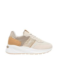 Sneaker beige con dettagli in mesh e suede, particolari metallici, borchie decorative, suola bianca imbottita e forma slanciata.