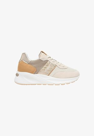 Sneaker beige con dettagli in mesh e suede, particolari metallici, borchie decorative, suola bianca imbottita e forma slanciata.