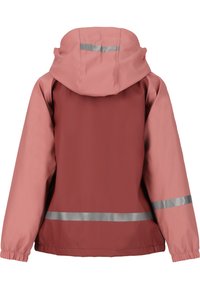 Tweedekleurige waterdichte jas met een bordeauxrood lichaam en roze mouwen, voorzien van een capuchon en reflecterende strepen op de achterkant en mouwen.