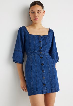 Blaues Denimkleid mit quadratischem Ausschnitt, Puffärmeln und durchgehender Knopfleiste. Verfügt über vertikale Nähte und eine taillierte Passform.