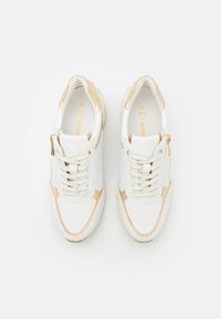 Sneaker bianche con accenti beige, tomaia texturizzata, design con lacci, cerniera laterale e suola in gomma con pattern intrecciato. Taglia 37.