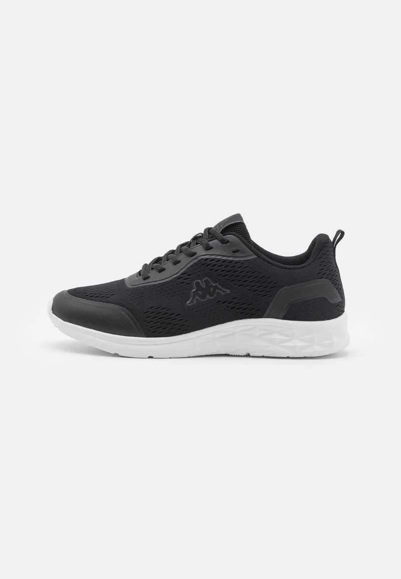 Baskets de sport noires avec une tige en mesh, lacets noirs et semelle blanche texturée, vues de côté sur un fond clair uni.