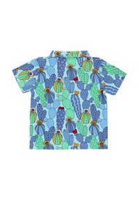 Korte mouwen shirt met een blauw cactuspatroon op een lichtblauwe achtergrond, met levendige kleuren en verschillende texturen. Katoenen materiaal.