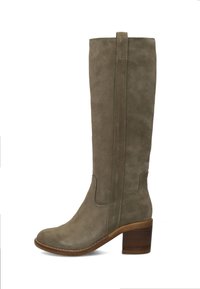 Botte en daim vert olive, hauteur genou, avec un bout arrondi, des accents à couture et un talon en bois texturé. Détails de coutures verticales sur la tige.