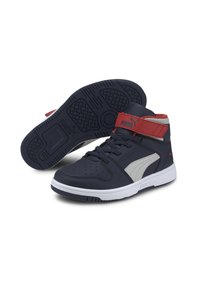 Sneakers alta in materiale sintetico blu navy con dettagli rossi, suola bianca e logo grigio. Presentano lacci e una cinghia regolabile.