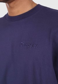 Marineblå bomullssweatshirt med rund hals og brodert "Dropsize"-logo på brystet. Glatt tekstur med en tettsittende silhuett.