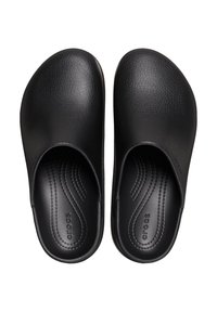 Zuecos negros de estilo slip-on, hechos de un material sintético texturizado, con un interior suave y un diseño curvado discreto.