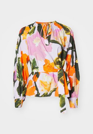 Bluza s cvjetnim uzorkom u ružičastim i narančastim cvjetovima na svijetlopurpurosj pozadini. Dugi rukavi s nabranim detaljima i podesivom mašnom oko vrata.