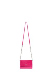 Borsa a tracolla in suede rosa con catena argentata, dotata di chiusura a pattina e logo in rilievo sulla parte anteriore. Texture liscia e forma rettangolare.